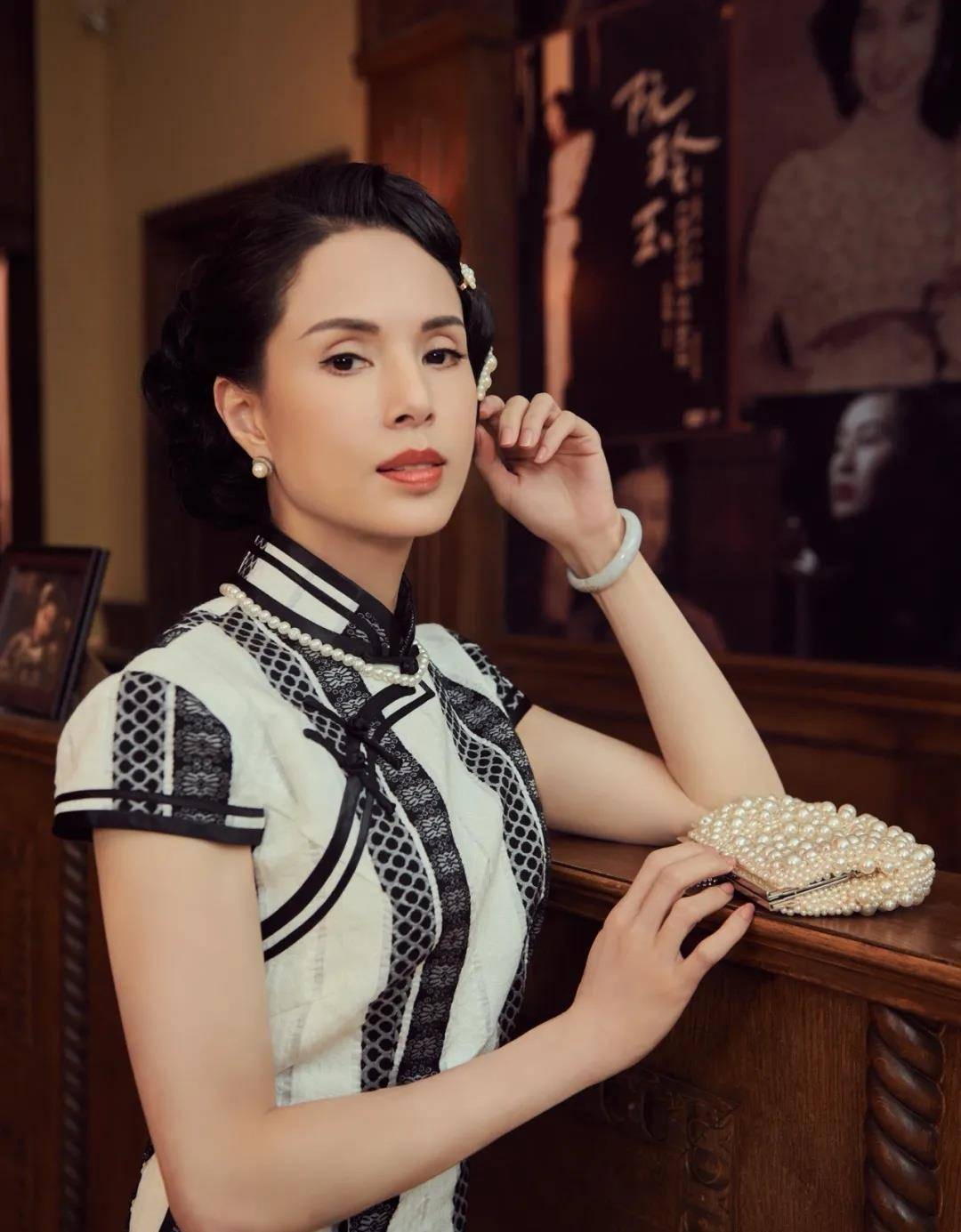 画报|李若彤最新造型，穿旗袍配复古妆容，像极了50年代画报美人