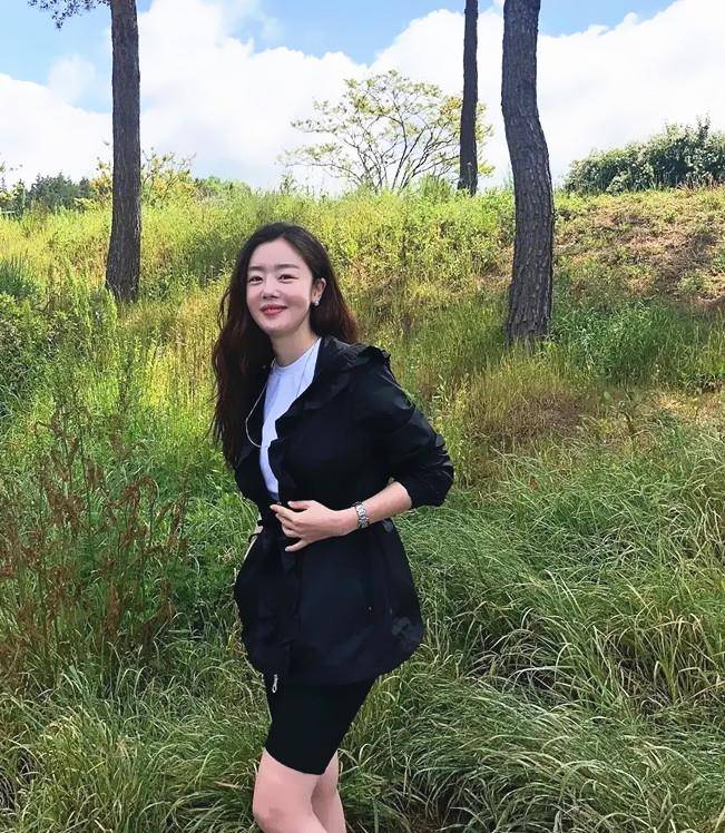 好身材|韩国“人气女王”亮相 树荫底下遮阳好清闲 穿“三分”裤超显瘦