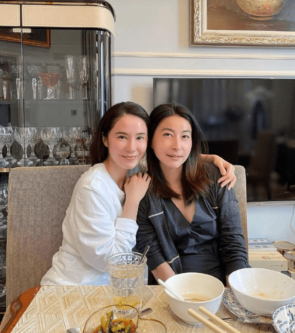 状态|陈若琳捧奶茶和郭晶晶合影，美颜后脸是不真实，但气质个个高贵！
