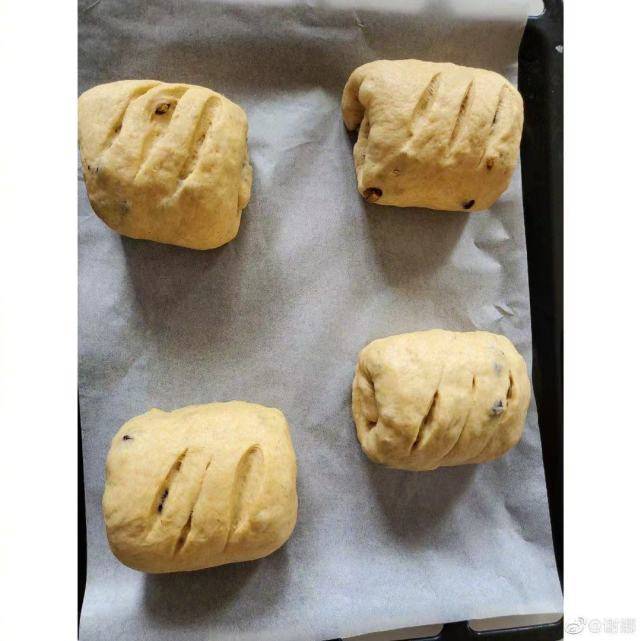 面包|出月子了？谢娜宣布喜讯后，在家做面包跟邻居分享，心情超好