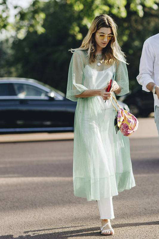 西裤|陶虹真有品味！用裙子搭配阔腿裤，不仅不显邋遢，反倒穿出洒脱美