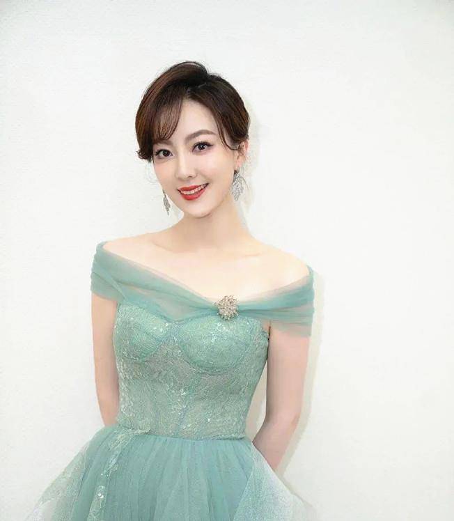 唯美|安徽主持“一姐”余声，才貌双全衣品好，穿礼服搭配如少女般迷人