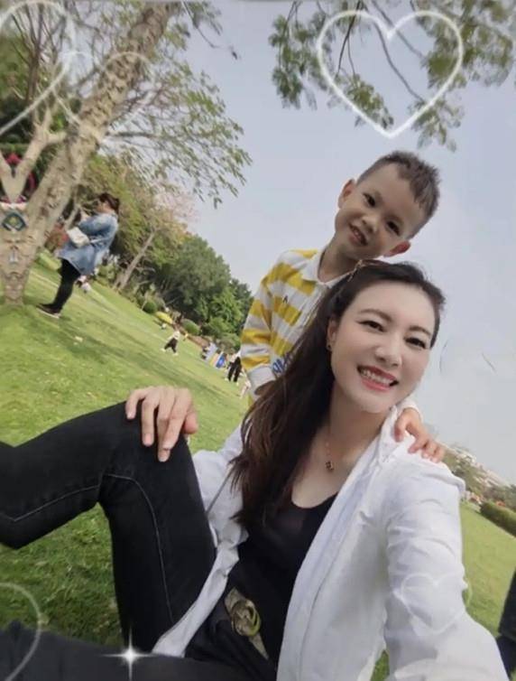 贵妇|谢杏芳和儿子晒游玩照 穿白色衬衫走“贵妇”风，手表价值不菲