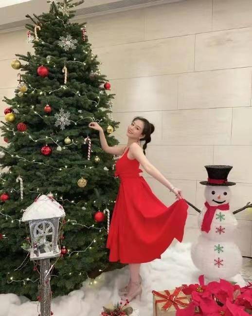 邱淑贞|邱淑贞女儿太像妈 简直是基因复制 搭配吊带裙演绎骨感美