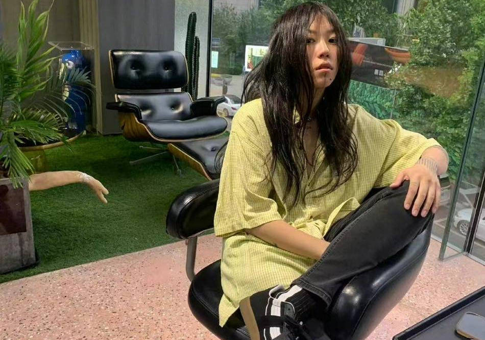 结果|窦靖童罕见尝试长发造型，以为要走淑女风，结果比短发还“叛逆”