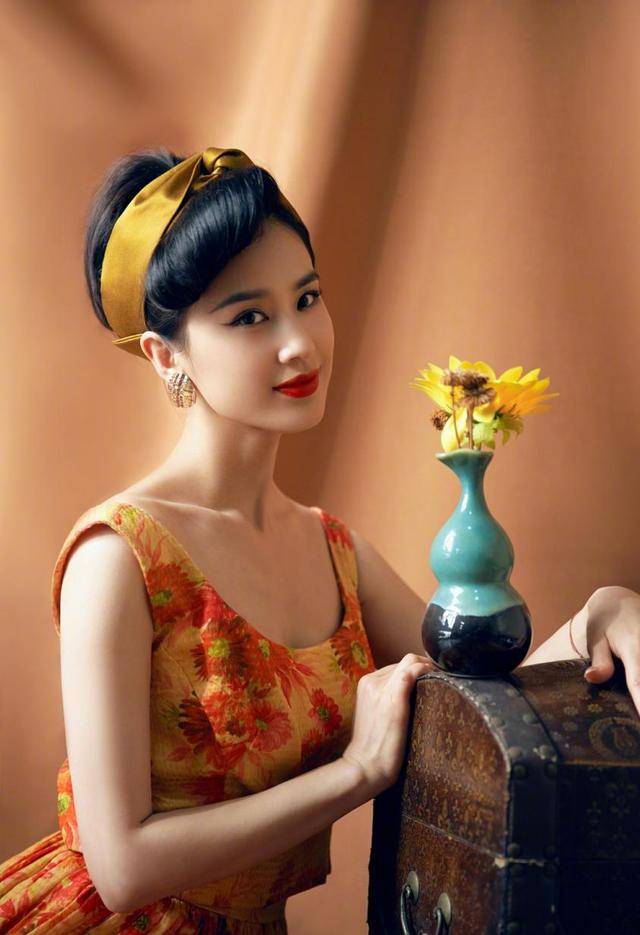 一身|黄圣依的身材真好，穿搭一身橙黄色连衣裙，看起来清新可爱！