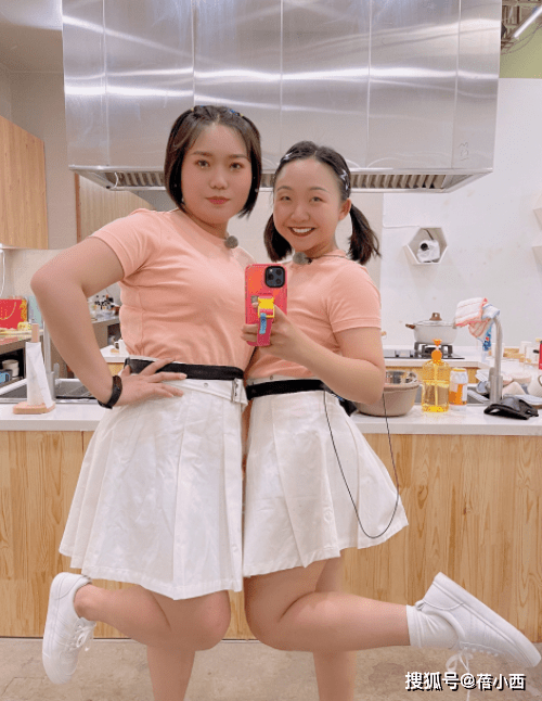 标准|辣目洋子颠覆审美标准，小眼睛大圆脸，穿黄色抹胸裙却意外时髦
