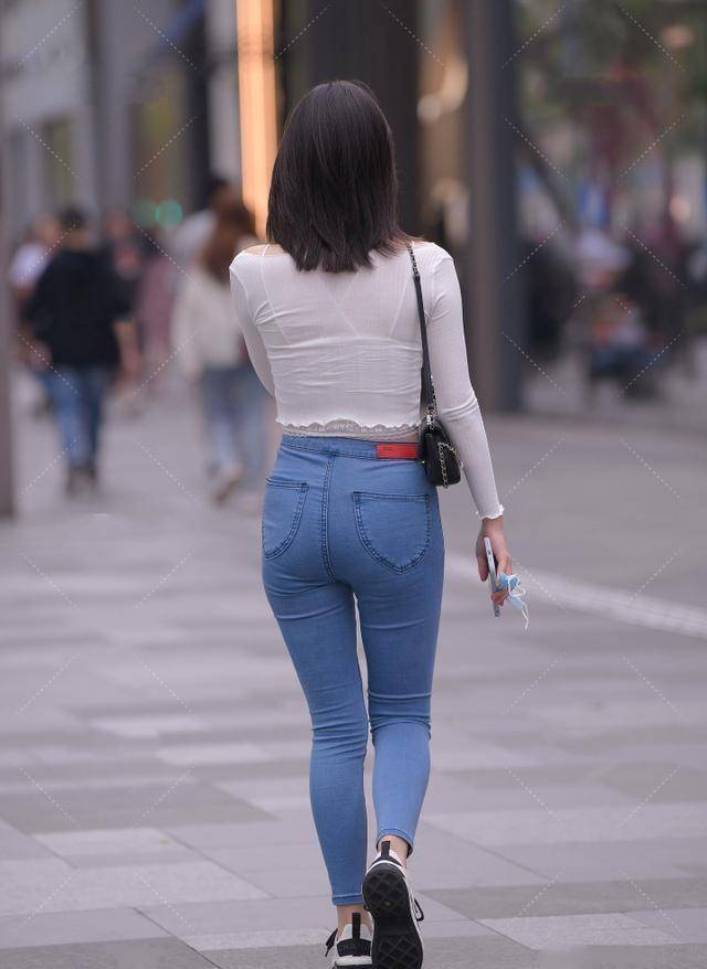 卫衣|奔三的女人别再穿裙了，搭配打底裤修身得体，中年女士也安稳了！