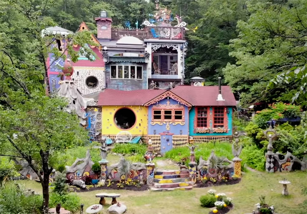 61岁大爷花33年建造“糖果屋”，将55㎡木屋，变成464㎡童话城堡