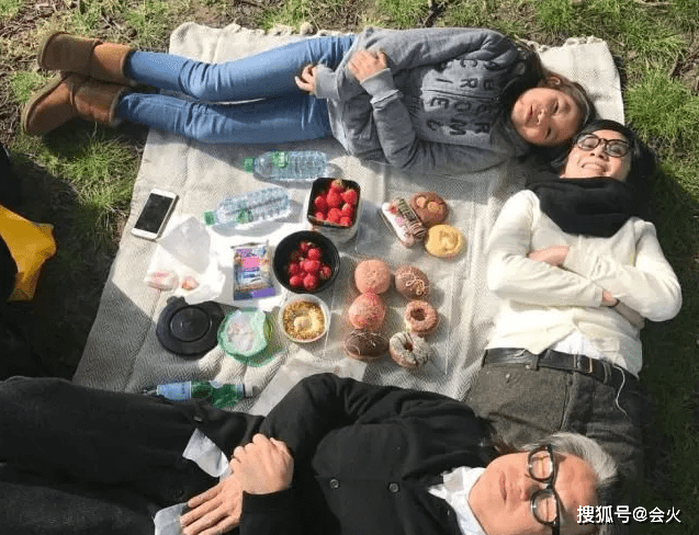 吊带|吴君如15岁女儿近照曝光！穿吊带皮裤身材丰腴，眼睛嘴巴超像爸