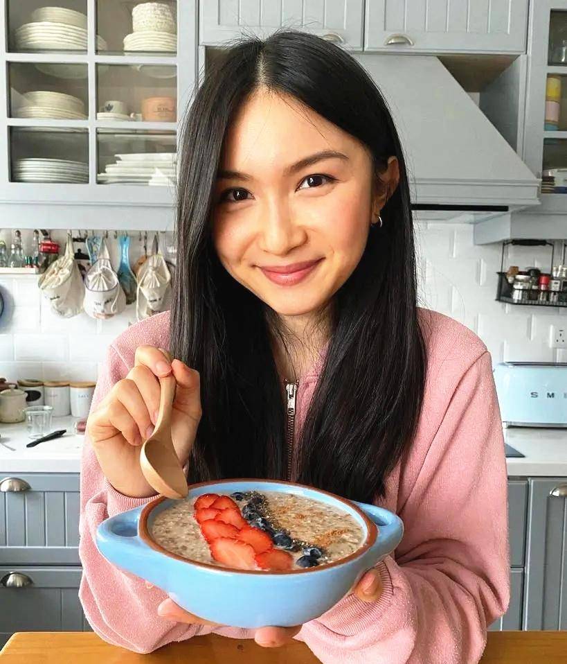 服装|关礼杰女儿关枫馨，搭配简约服装气质不凡，外籍男友又高又帅