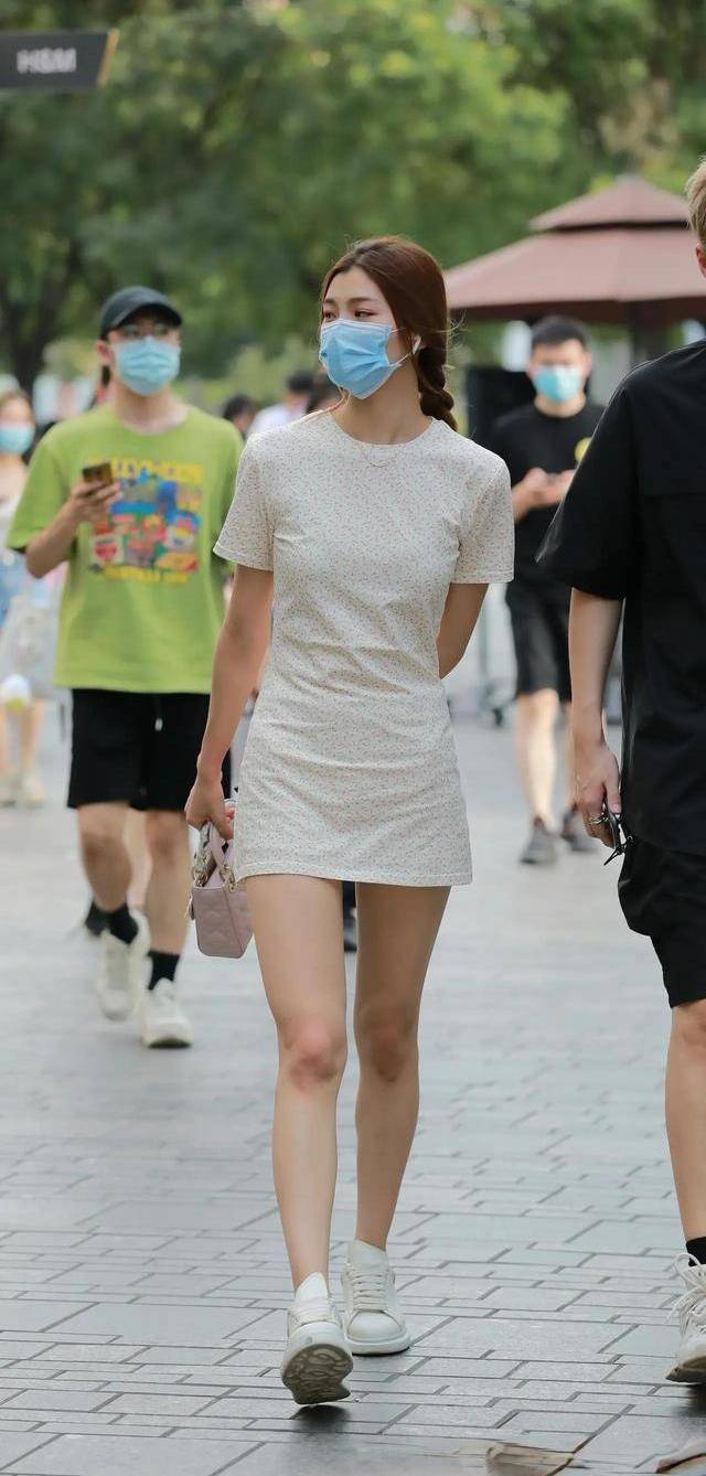 短裙|漂亮时尚的连衣裙穿起来更高更瘦，衬托出时髦的服装，简单舒适