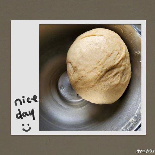 面包|出月子了？谢娜宣布喜讯后，在家做面包跟邻居分享，心情超好