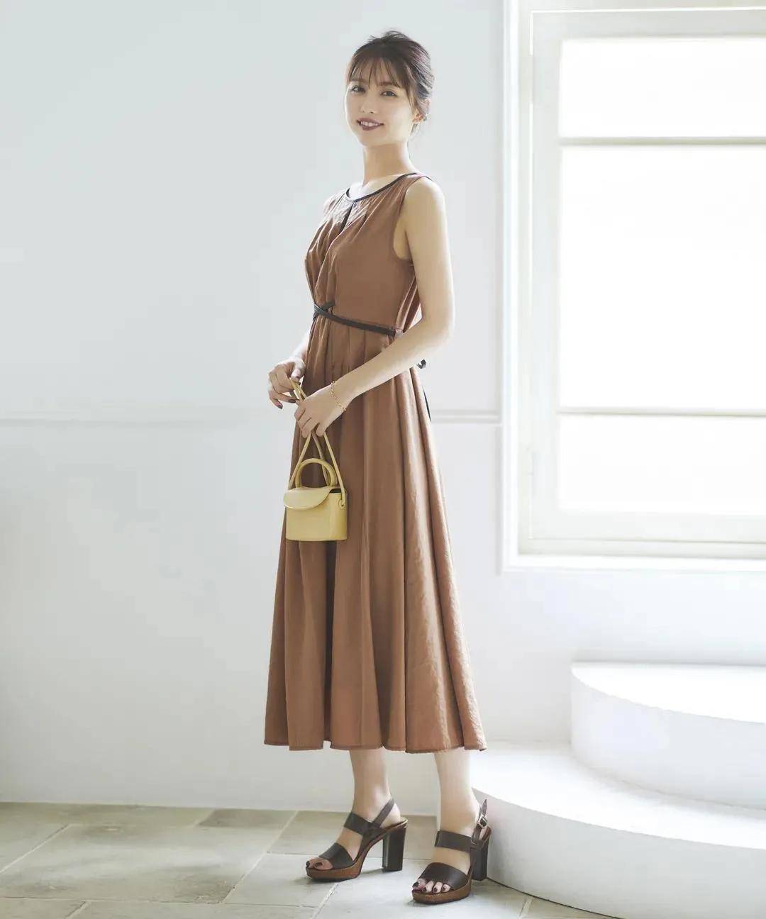 浅色|立秋时节适合简单气质的穿搭,35岁以上照着穿,优雅又高级!