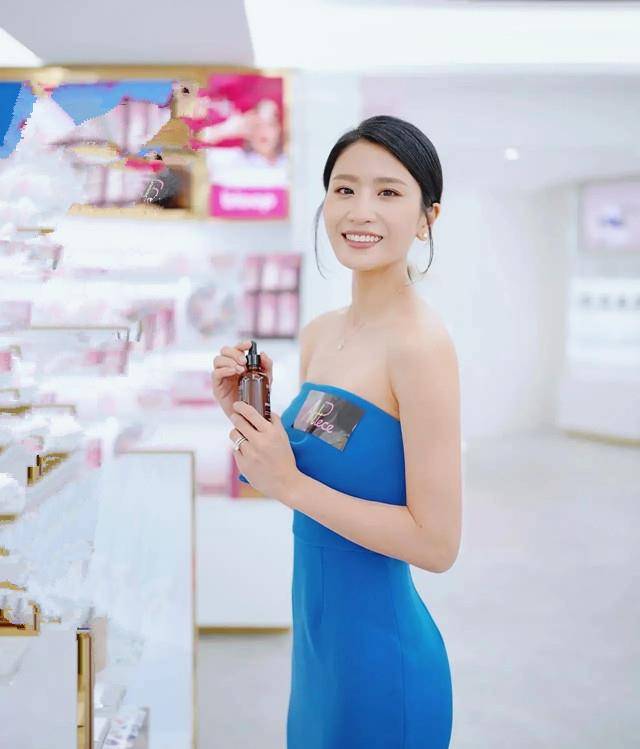身材|“瑜伽女神”林芊舒晒美照 红色礼服秀香肩 当妈后身材“逆龄”生长