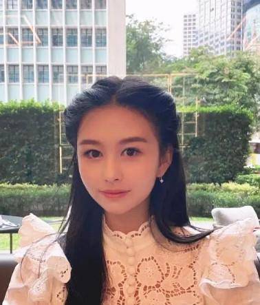 邱淑贞|邱淑贞女儿太像妈 简直是基因复制 搭配吊带裙演绎骨感美