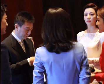 王冰冰|李思思王冰冰罕见同框！私下背稿子表情严肃，讲起段子耍宝搞怪