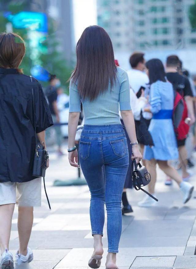 方法|牛仔打底裤搭配黑色上衣，显得修长，在视觉上拉长上身