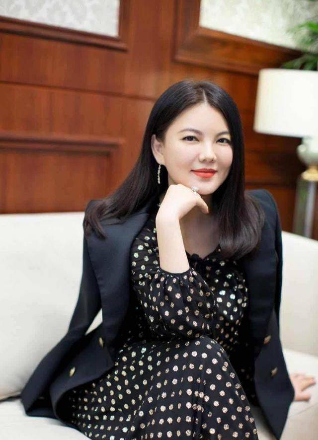 李湘|李湘风衣搭黑丝袜好显贵，微胖女性照穿显瘦有气质！
