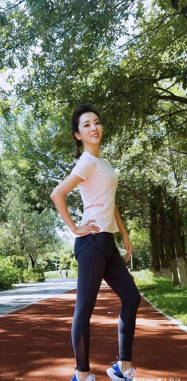 南儿|李思思健身都这么精致，穿粉色运动衣配修身运动裤，竹竿腿太吸睛