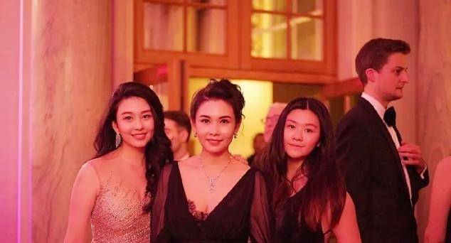 邱淑贞|邱淑贞女儿太像妈 简直是基因复制 搭配吊带裙演绎骨感美