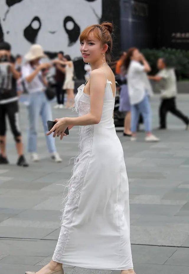 黑色|“烂大街”的连衣裙，更显美丽大方，非常修身