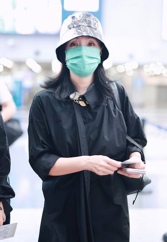 西裤|陶虹真有品味！用裙子搭配阔腿裤，不仅不显邋遢，反倒穿出洒脱美