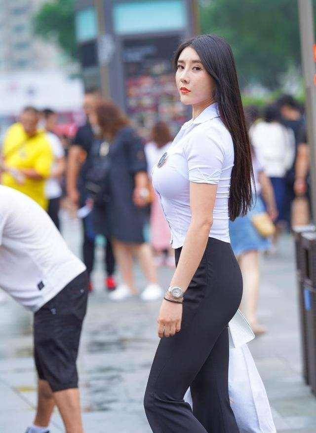 蓝色|柳腰细腿的瑜伽裤美女，少不了休闲裤装的修饰，破洞款式