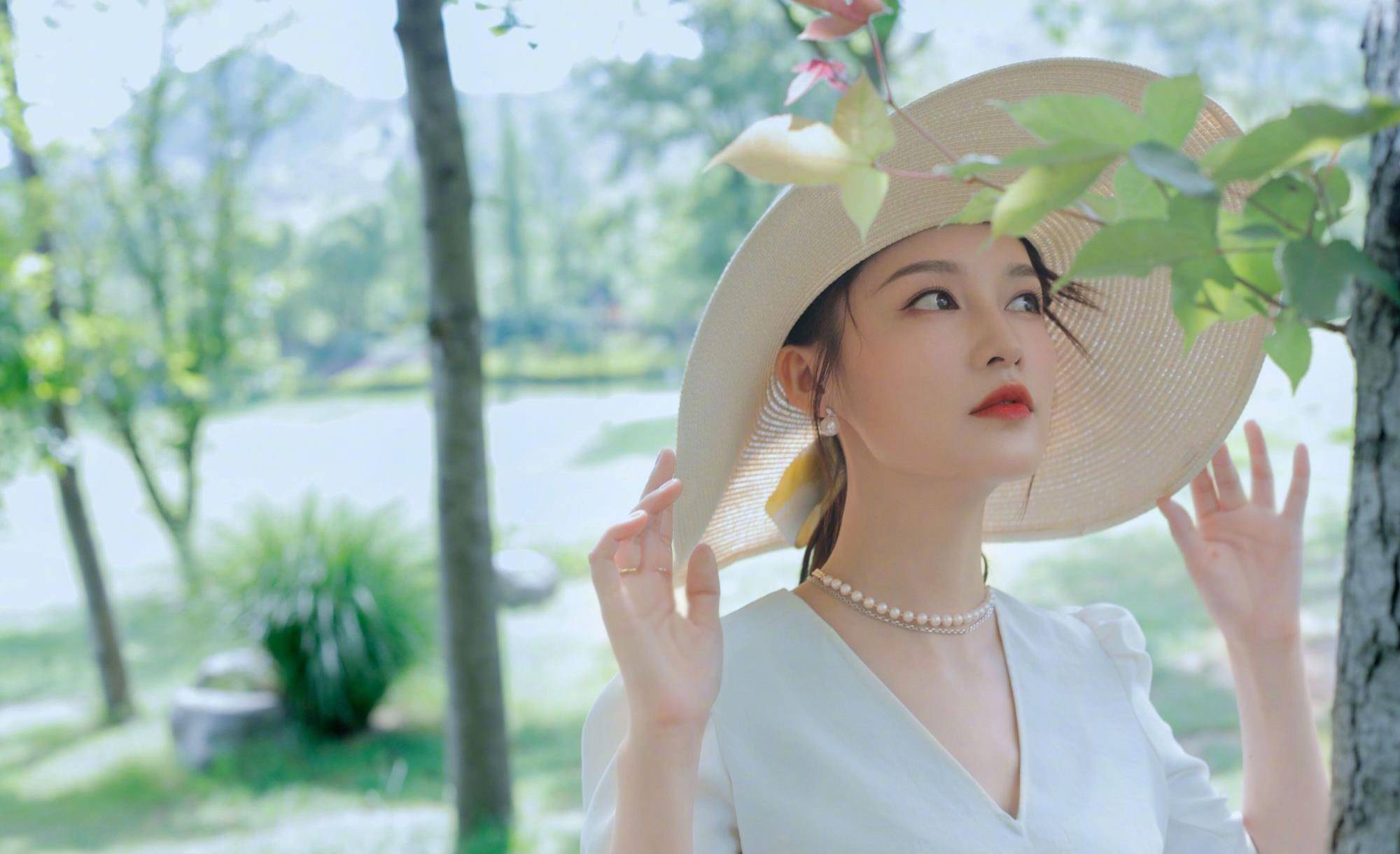 蓝色|看李沁的夏日私服穿搭，清新又减龄