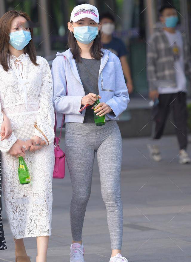 地方|白色时尚上衣搭配灰色修身打底裤,配色和版型,宽松的特点