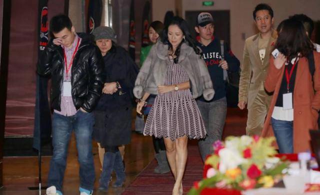 颜色|章子怡穿衣真阔气,一件皮草外套就要6万,不精修也很有阔太范