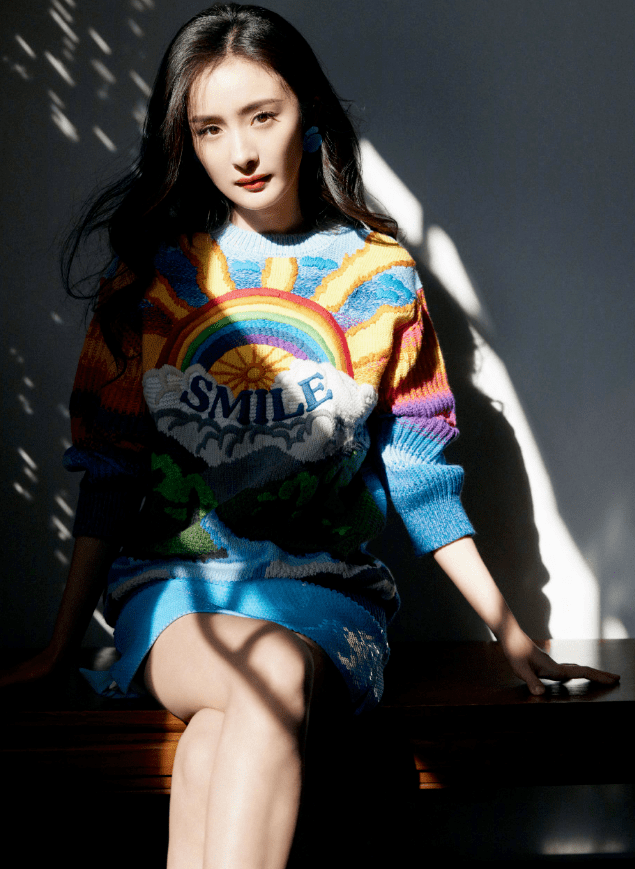 黑色|敢穿只佩服杨幂！穿V领裙秀身材，凹凸曲线一点不像当妈人