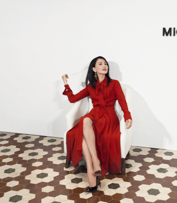 黑色|高圆圆产后身材变“肥美”，穿真丝裙无意暴露腿围，41岁太真实