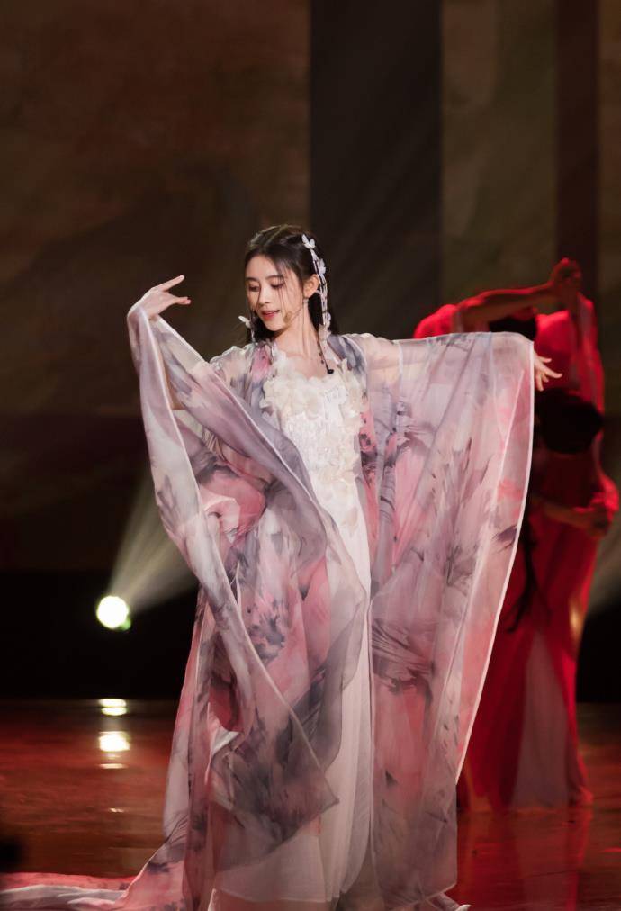 卫衣|鞠婧祎穿中国红羽绒服配卫衣时髦，天生柳叶眉配微卷发型尽显清纯