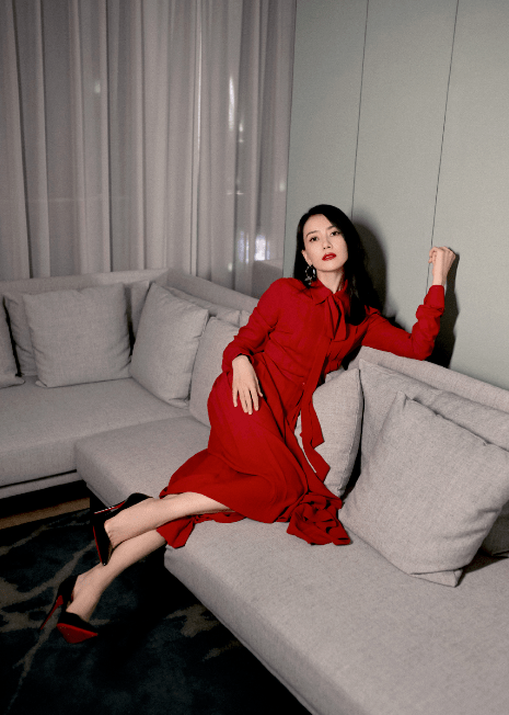 黑色|高圆圆产后身材变“肥美”，穿真丝裙无意暴露腿围，41岁太真实