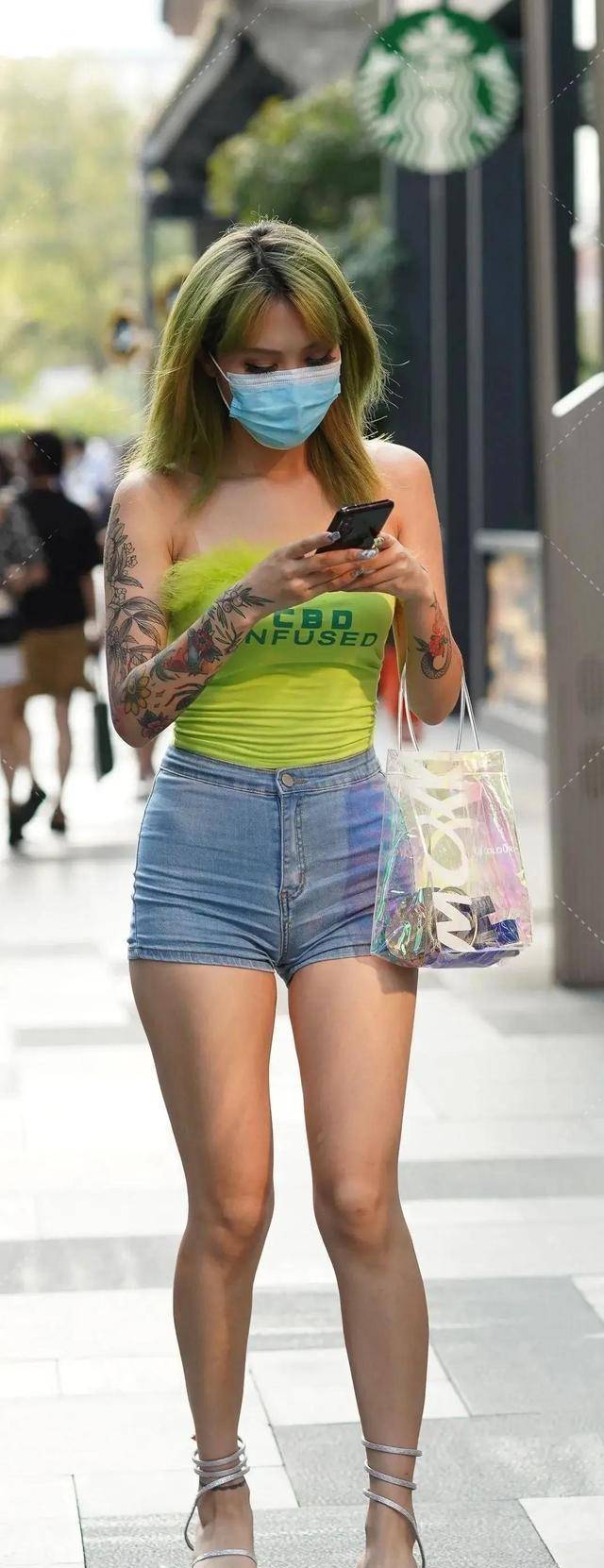 显得|美女穿白色的吊带裙轻盈柔美,充满气质魅力,让你帅气