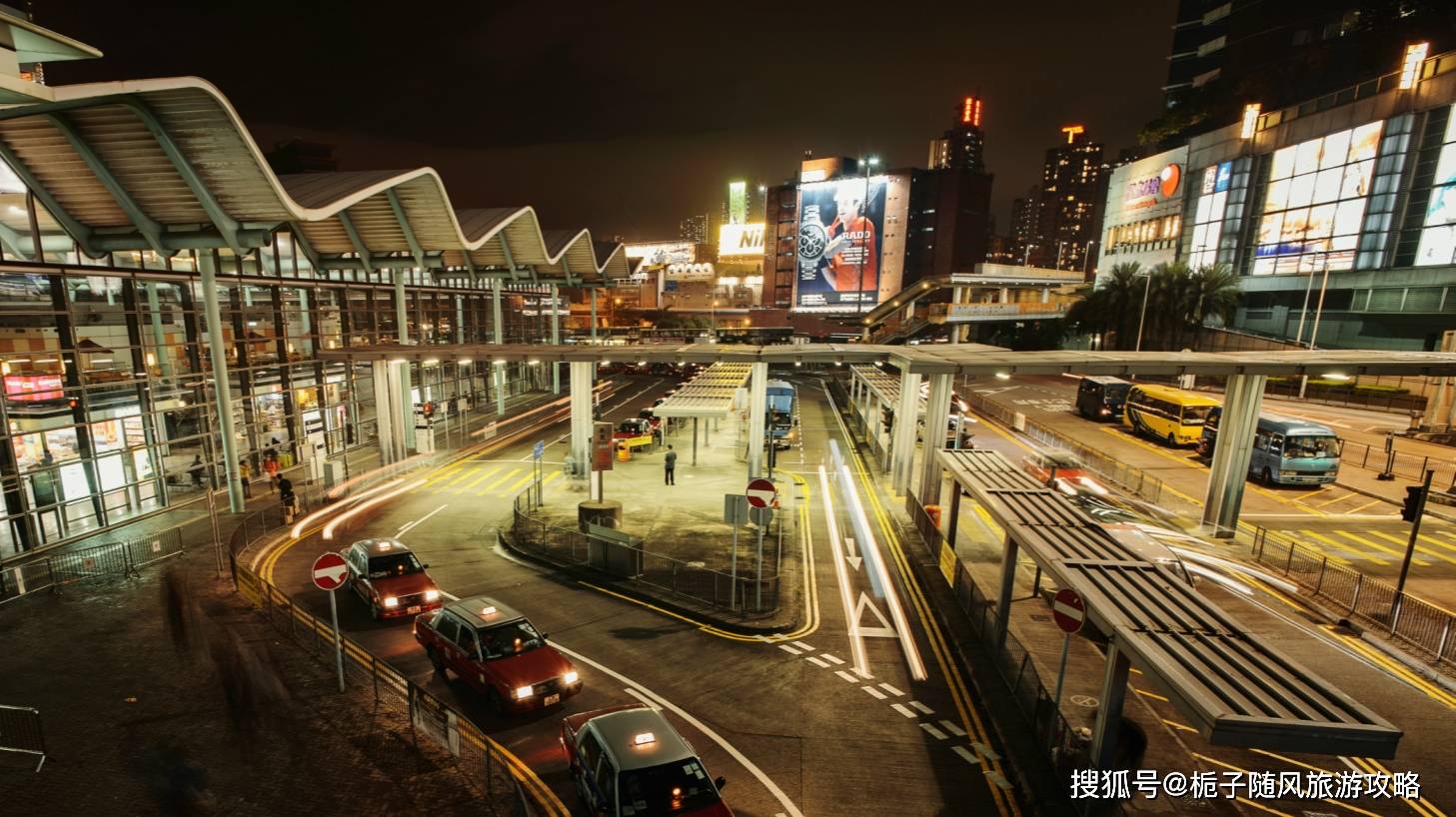 國際都會,都會軒,都會大廈等地標建築,南側臨近香港體育館,距離紅磡