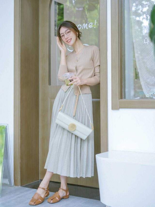 身材|梨形身材和微胖女孩的福利，蓝色衬衫搭配白色半身裙，时髦大气