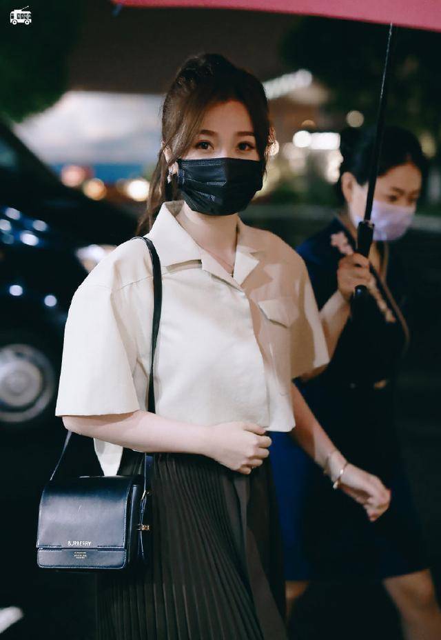 鞋子|富婆虞书欣的宝藏衣品，一个造型都是几万起步，我只买得起这红裙