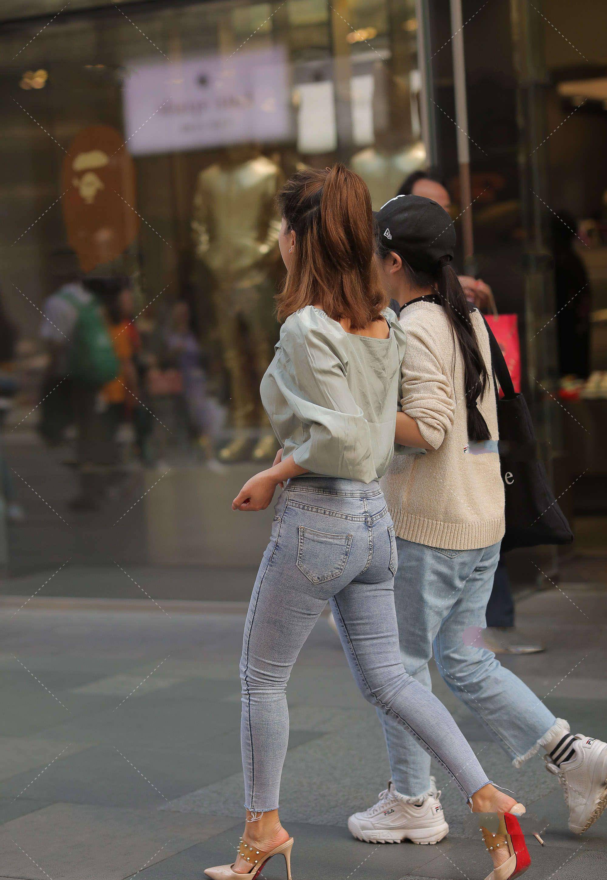 黑色|白色上衣搭配黑色牛仔短裤，青春靓丽，甜美可爱
