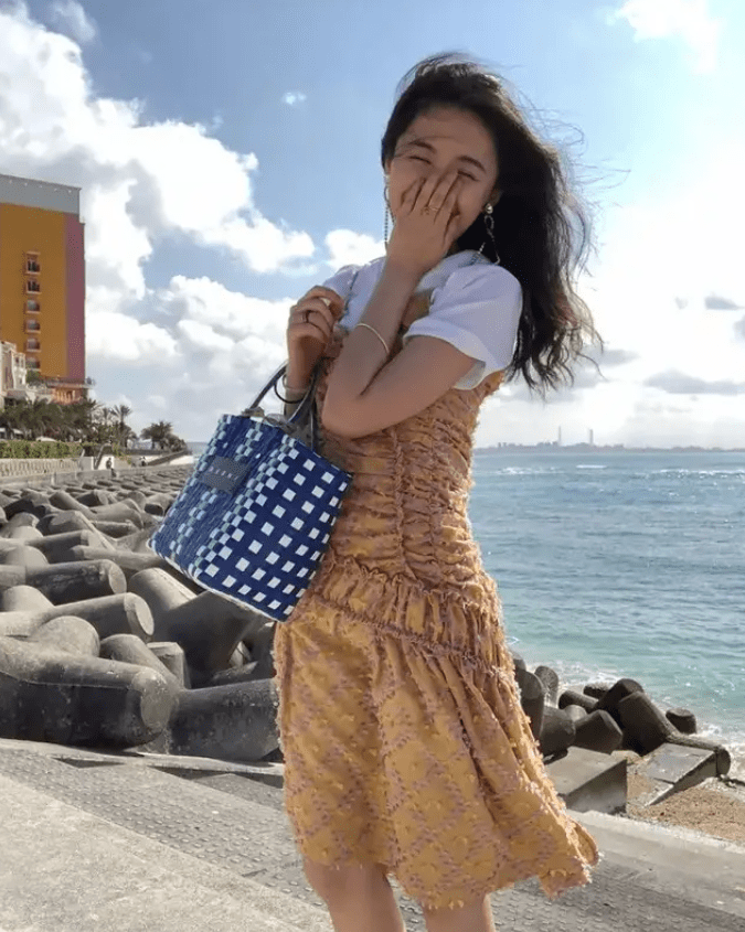 身材|徐璐瘦到可以“锁骨养鱼”，连一件小吊带都撑不满，却挺有女人味