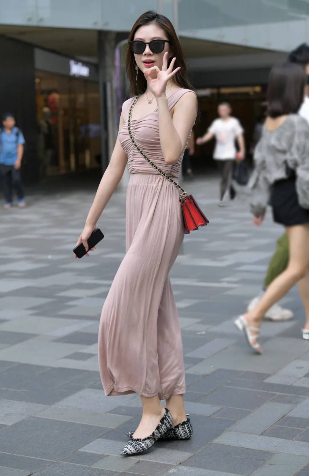上装|时尚清凉的上装,搭配酷帅飘逸的阔腿裤,休闲惬意又有魅力