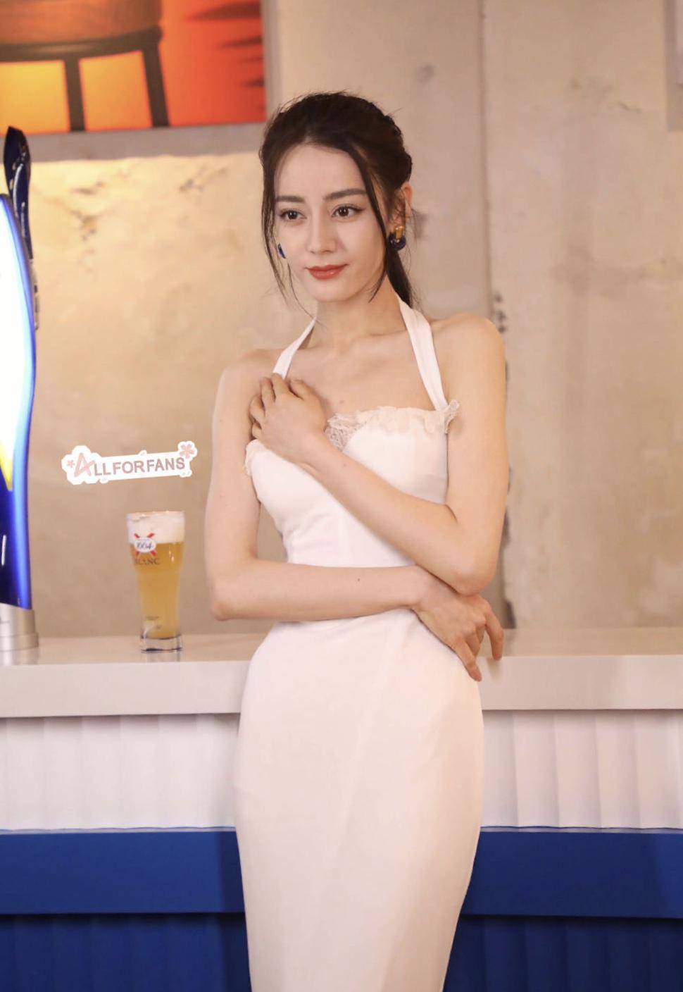 金色|迪丽热巴出席某活动,一袭白色挂脖修身长裙,腰身曲线完美
