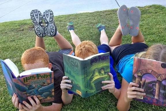 关系|二胎家庭欢乐多：饭桌上“教训”作妖的女儿，哥哥一把抱住安慰