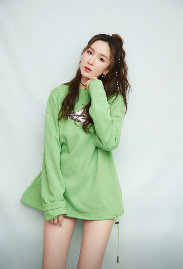 娄艺潇|娄艺潇愈发有女人味，白色蕾丝裙华丽高级，这身段真没得挑