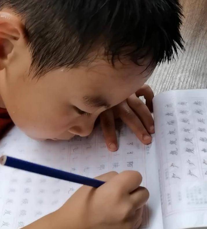 亲人|湖北：兄弟俩写作业满头大汗靠脚浸凉水降温，背后原因温暖又有爱