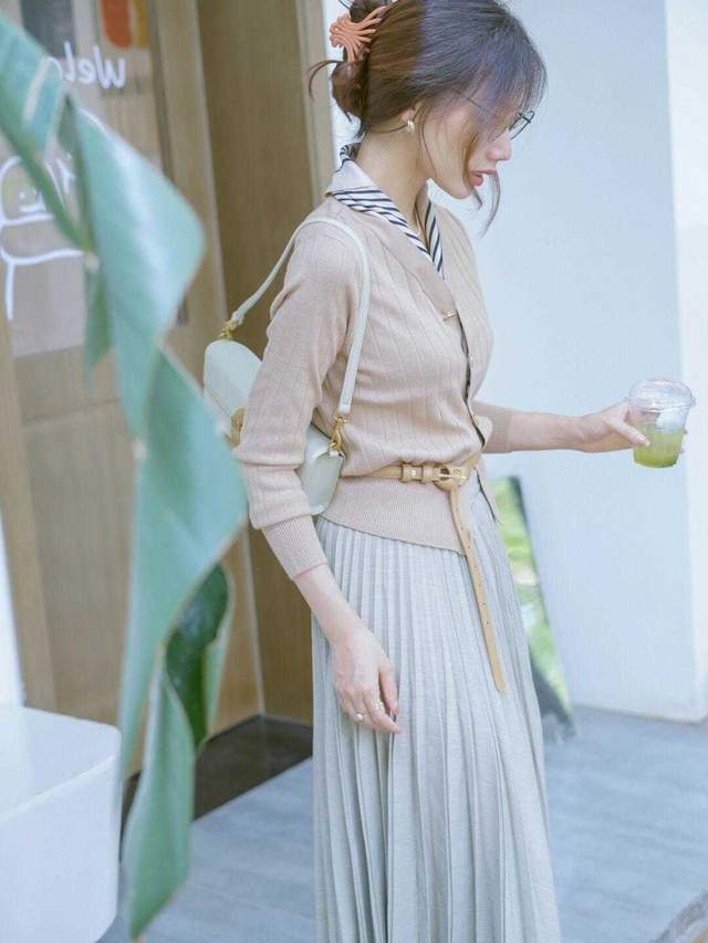身材|梨形身材和微胖女孩的福利，蓝色衬衫搭配白色半身裙，时髦大气