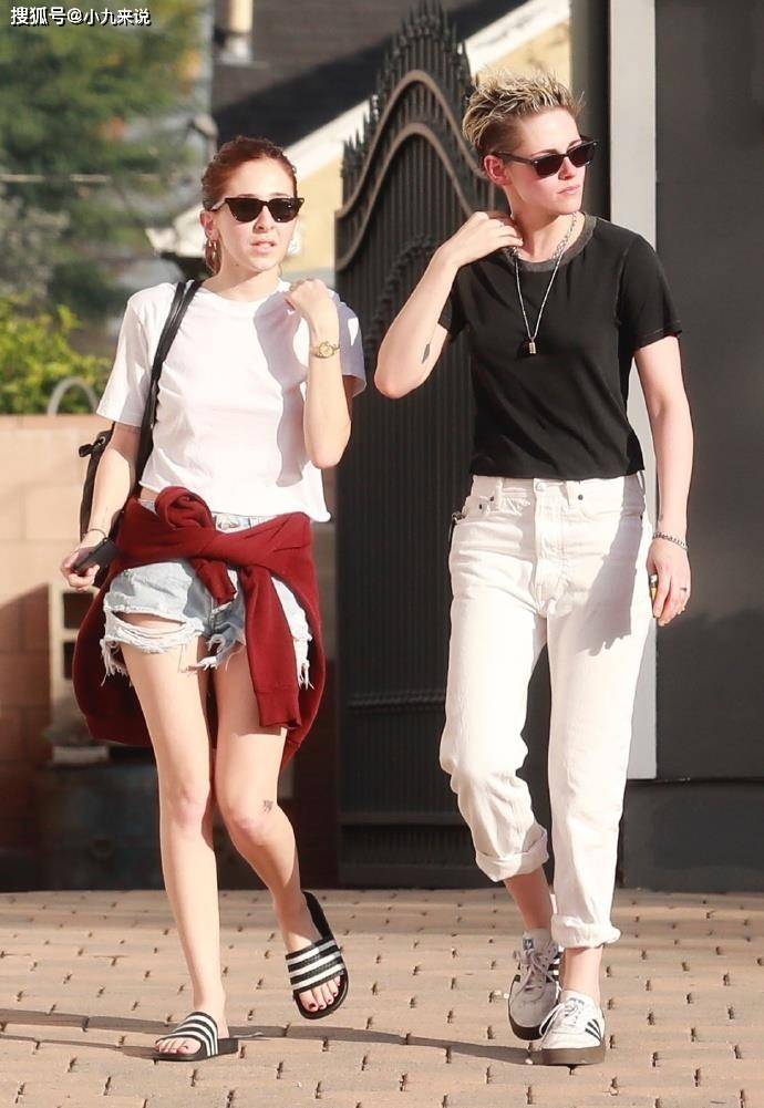 女友|暮光女和新女友热恋中，穿情侣装甜蜜出街，女友的美腿很时尚！