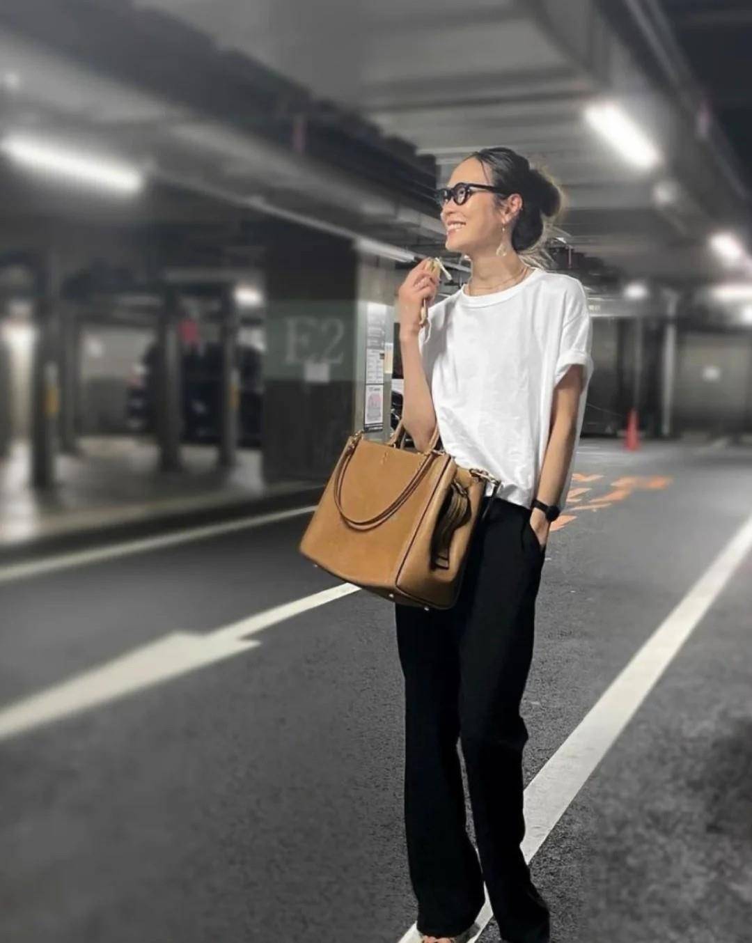 黑色|日本中年主妇的经典“黑白穿搭”,不老气不沉闷,简约大方还高级