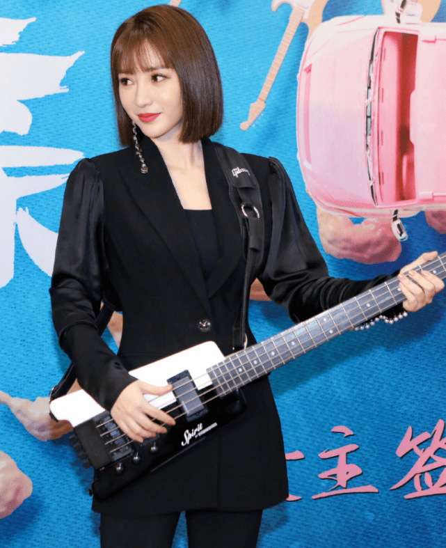 形象|39岁柳岩还在秀身材？穿“无痕裙”大胆露面，人鱼曲线让男粉动心